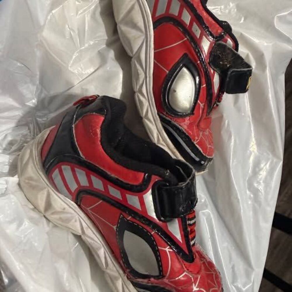 Size 8 boys spider man sneakers used cute marvel rare htf